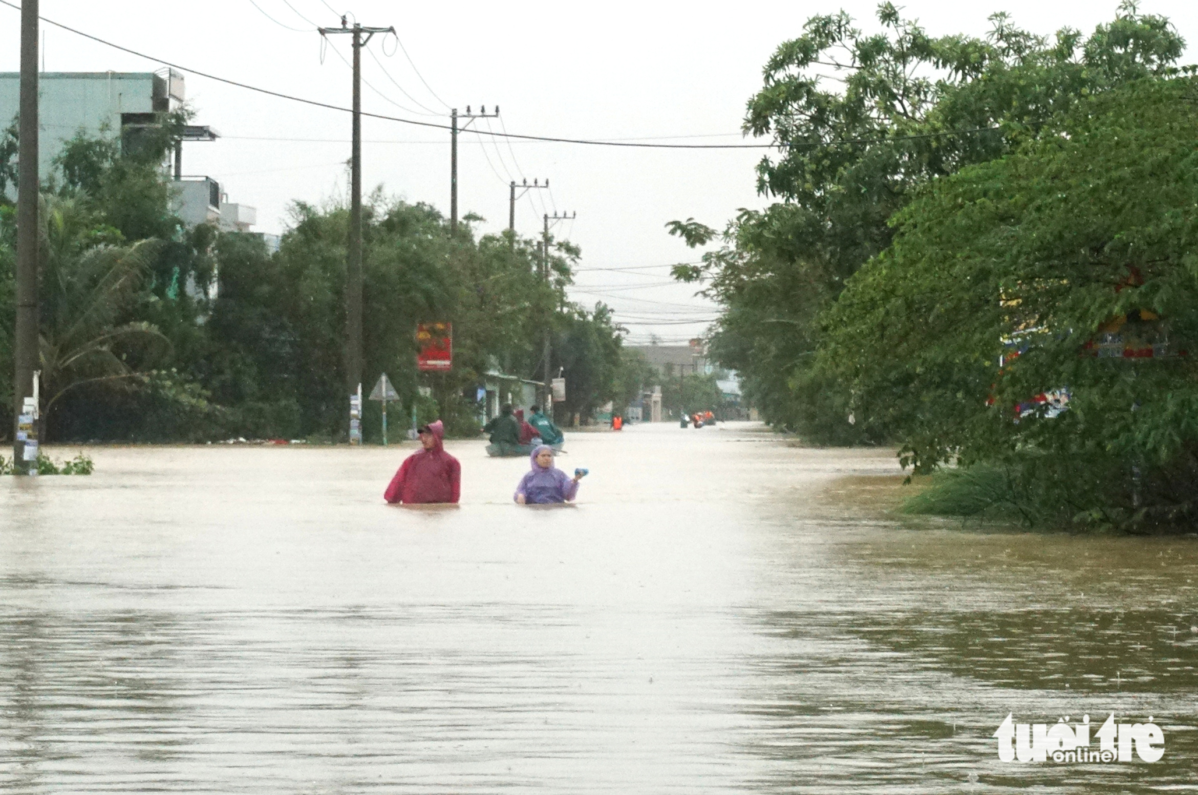 岘港洪水区域的图像:白茫茫的水,居民划船出行